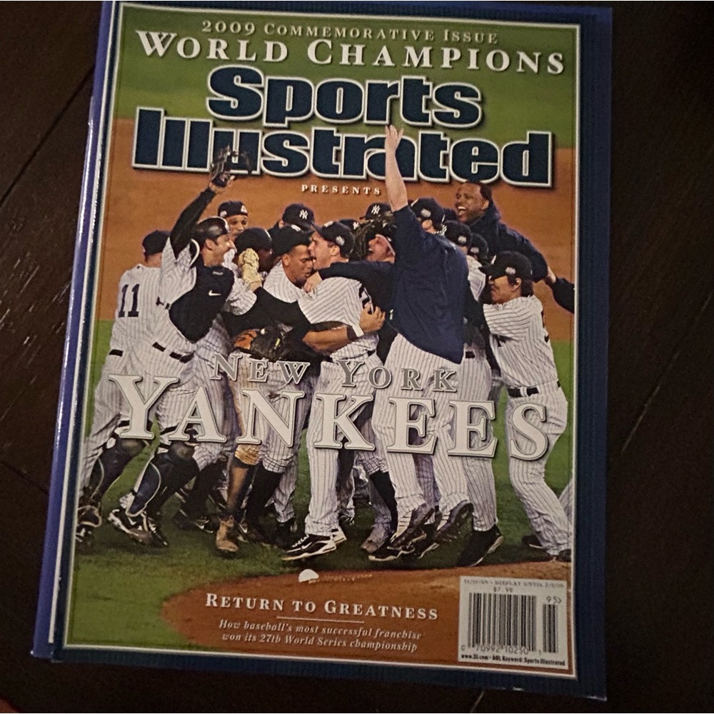 Lot of New York Yankees Hats, magazines, bag and pin. - Picture 3 of 8
